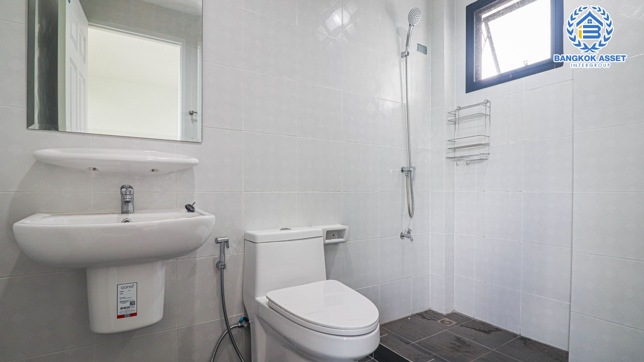 *****บ้านเดี่ยว 3 ชั้น โซนลาดพร้าว ม.โชคชัย 4 ซอย36 เนื้อที่ 55 ตร.ว. พร้อมฟังก์ชัน 4 ห้องนอน 4 ห้องน้ำ 2 ที่จอดรถ บริเวณบ้านกว้างขวาง ภายในสวยพร้อมเข้าอยู่ เข้า-ออกได้หลายเส้นทาง ใกล้ห้างสรรพสินค้าชั้นนำมากมาย เชื่อมต่อรถไฟฟ้าสายสีเหลือง "สถานีโชคชัย4" และทางด่วน "ฉลองรัช"